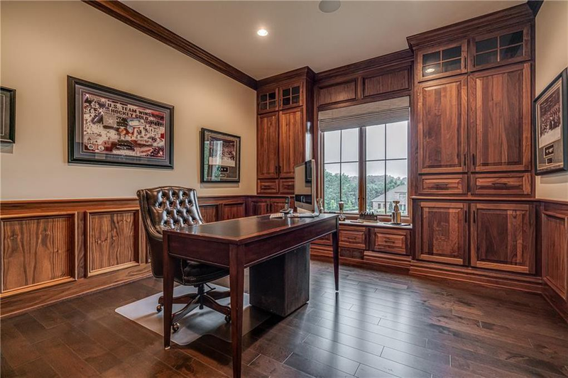 Illustration for article titled Phil Kessel's Pittsburgh House Is For Sale, And It Has The Loneliest Home Theater In The World